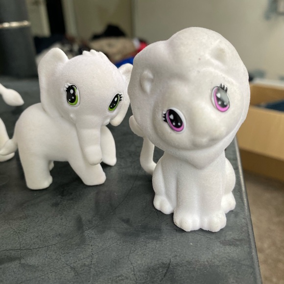 Crayola Lot 4 White Flocked Velvety Lion Giraffe Elephant & Monkey Play Animals - Picture 2 of 11